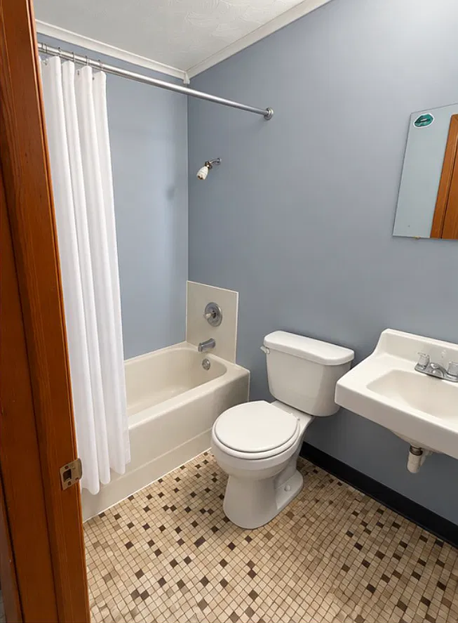 Studio, $900 — Photo 2