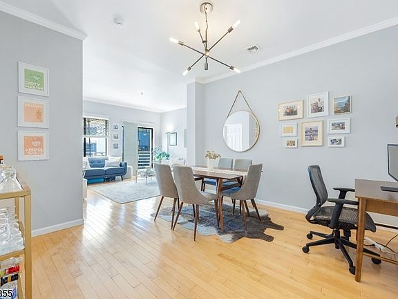 4th image of 1110 Clinton St #25