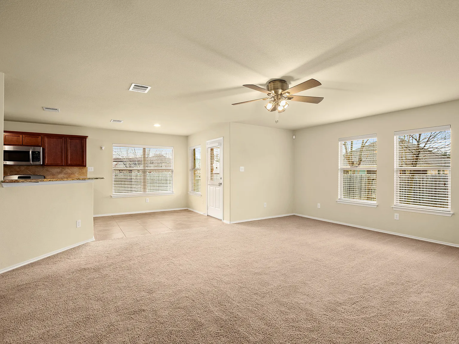 4 bed, 3.5 bath, 2616 sqft, $2,400 — Photo 4