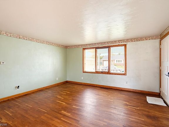 4th image of 929 Stafford St