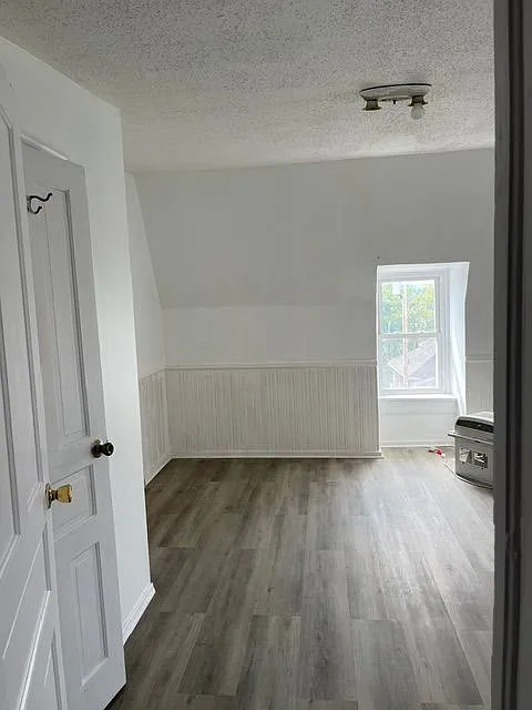 3 bed, 1.0 bath, 1200 sqft, $1,800 — Photo 2