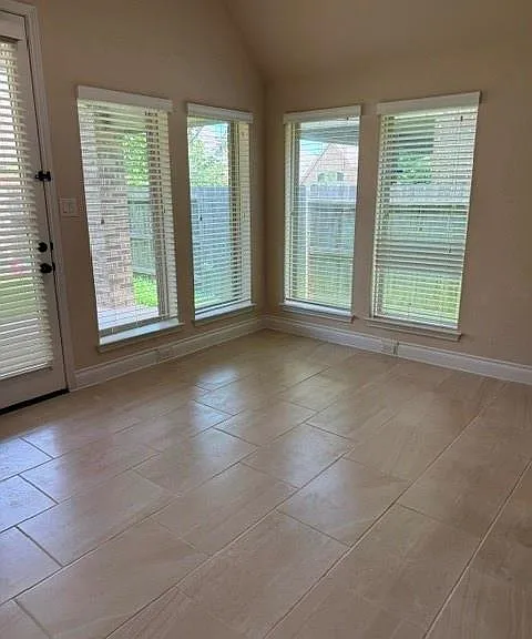 16923 Lumberton Dr — Photo 9