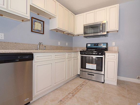 5th image of 27123 Crossglade Ave Unit 2