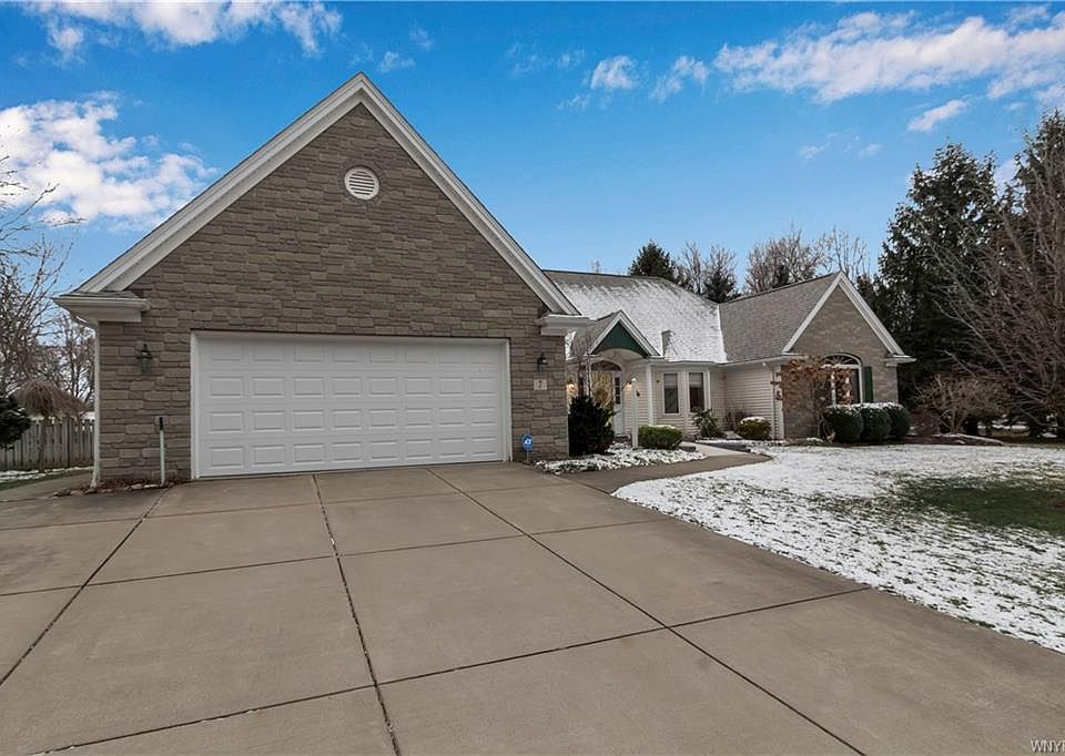 1st image of 7 Clearwater Dr