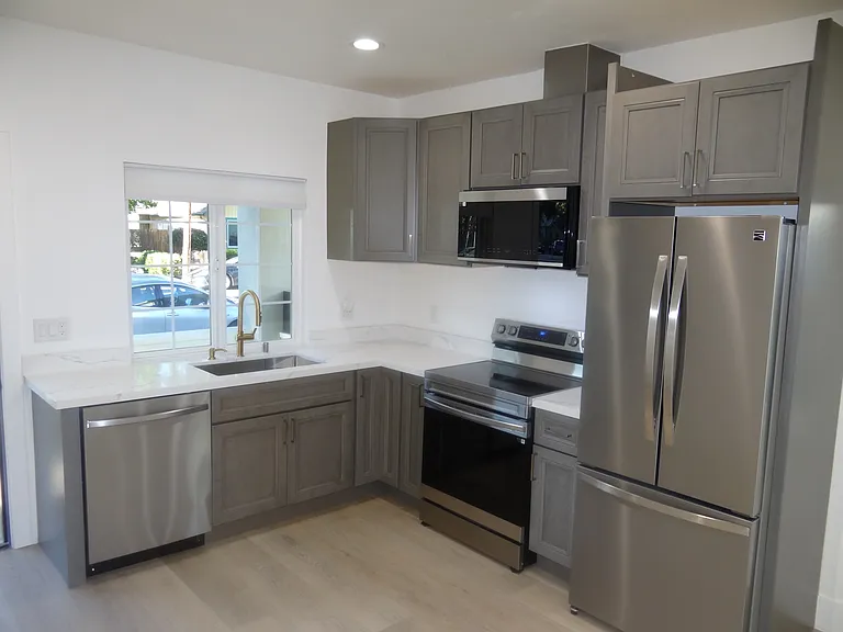 450 Rose Ave — Photo 5