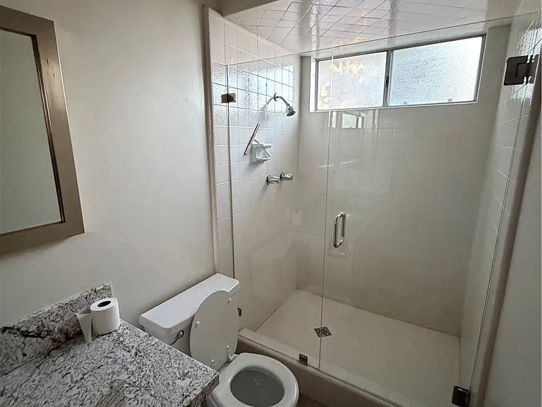 551 W 40th St — Photo 11