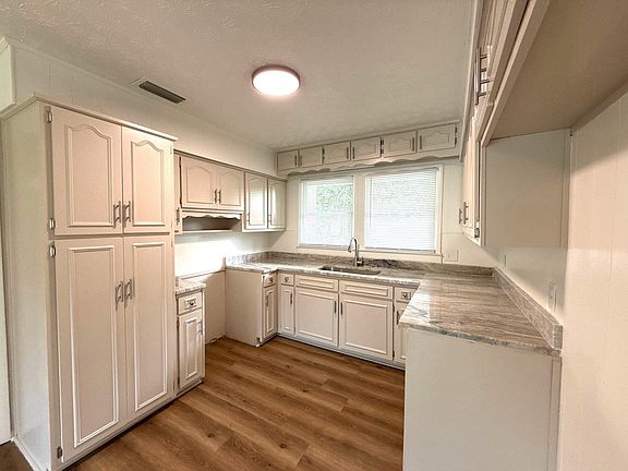 5th image of 1035 Kirkland Dr