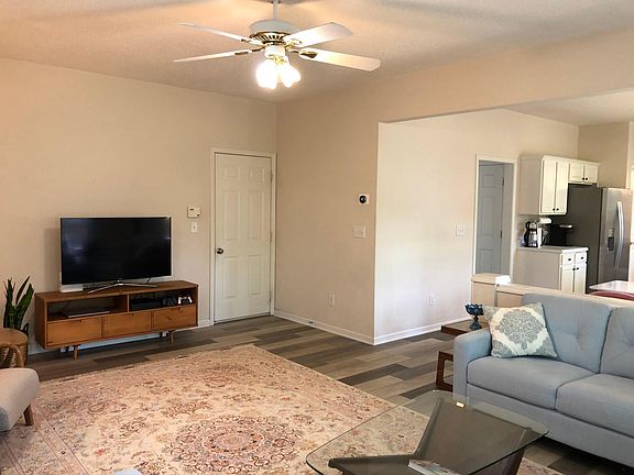 4th image of 655 Glenbarrett Ct NE