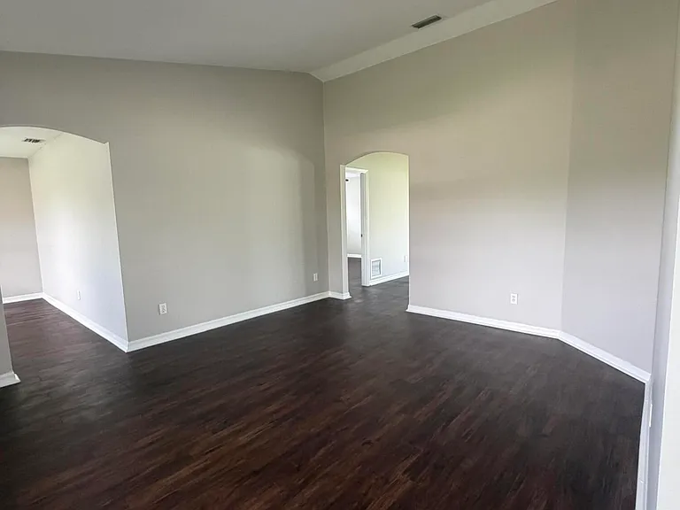 581 NW Goldcoast Ave — Photo 4