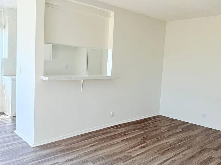 2523 Rockefeller Ln — Photo 6