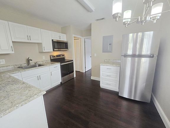 5th image of 328 N E Street
