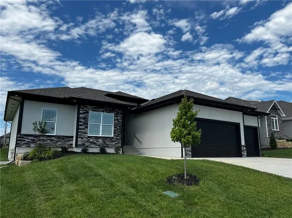 4190 NE Chapel Manor Dr, Lees Summit, MO 64064