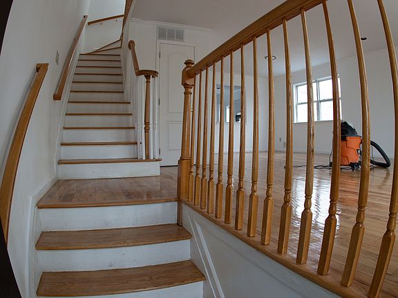 4th image of 39 Essex Dr