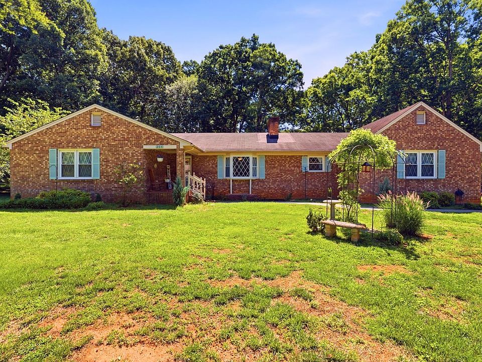 1st image of 204 Green Tree Dr