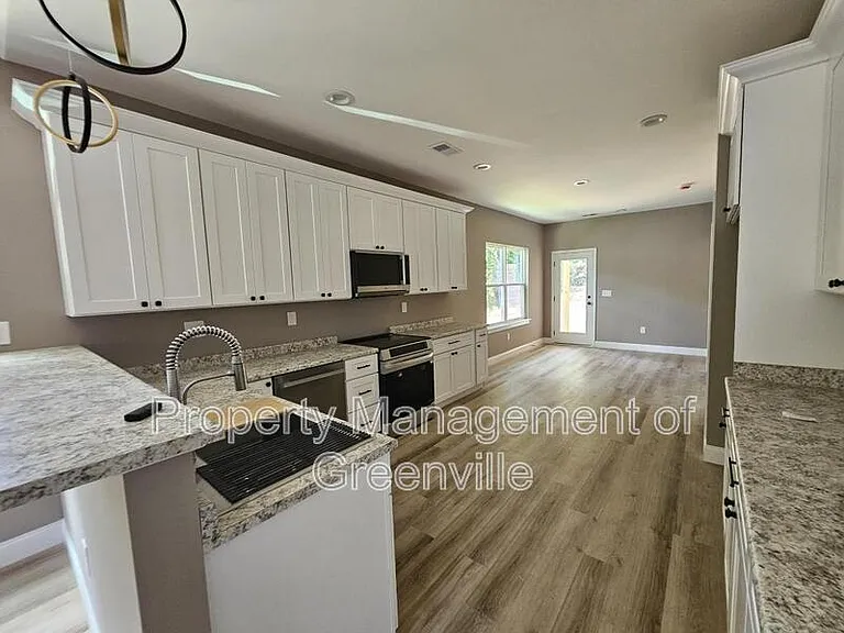 305 Appian Dr — Photo 6