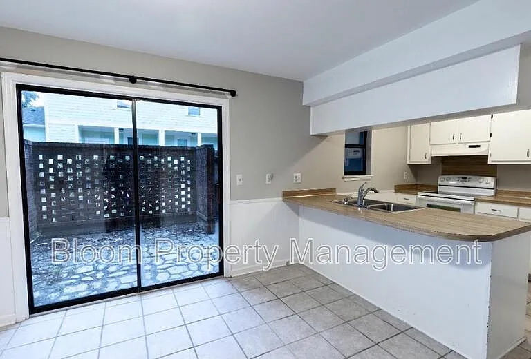 579 Travelers Blvd — Photo 6