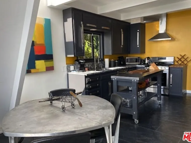2144 Sunset Plaza Dr — Photo 18