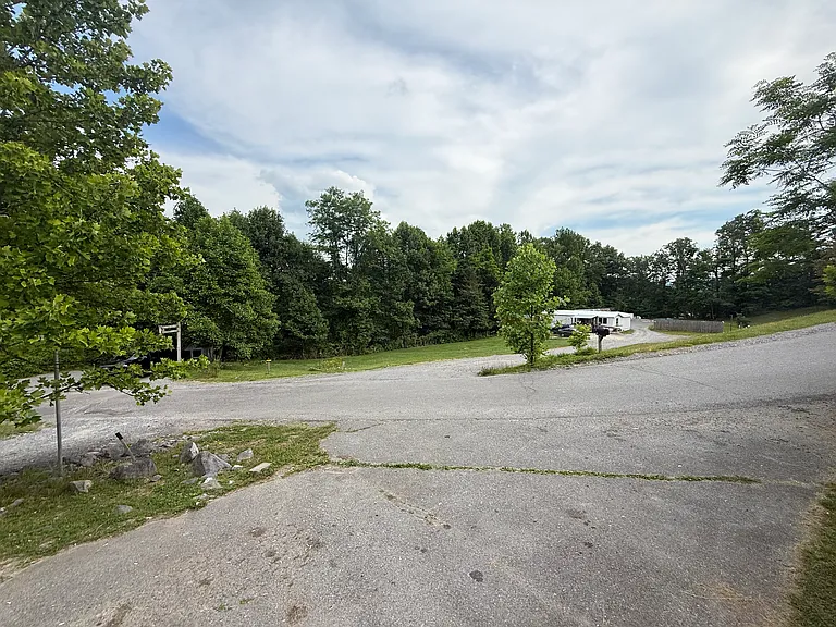 115 Linden Ln — Photo 11