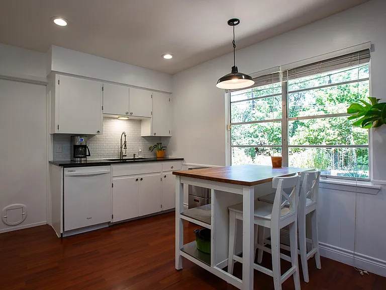 8511 Jamestown Dr — Photo 12