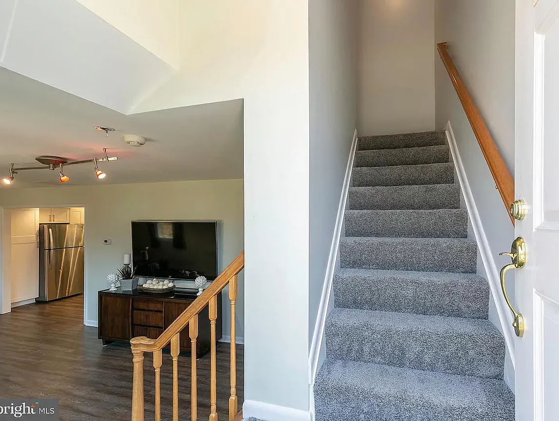 5 bed, 1750 sqft, $2,990 — Photo 2