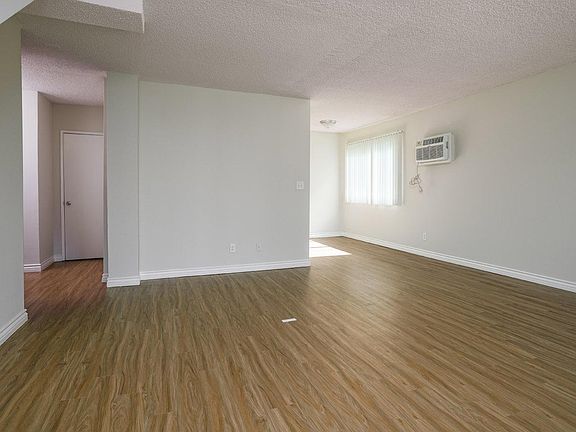 3rd image of 13157 Oxnard St #202