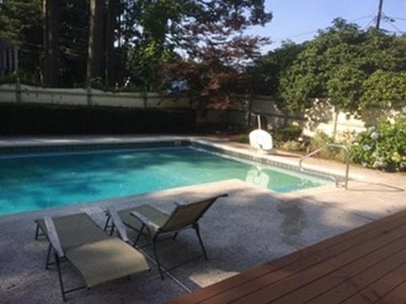 5th image of 12 Mill Pond Ln