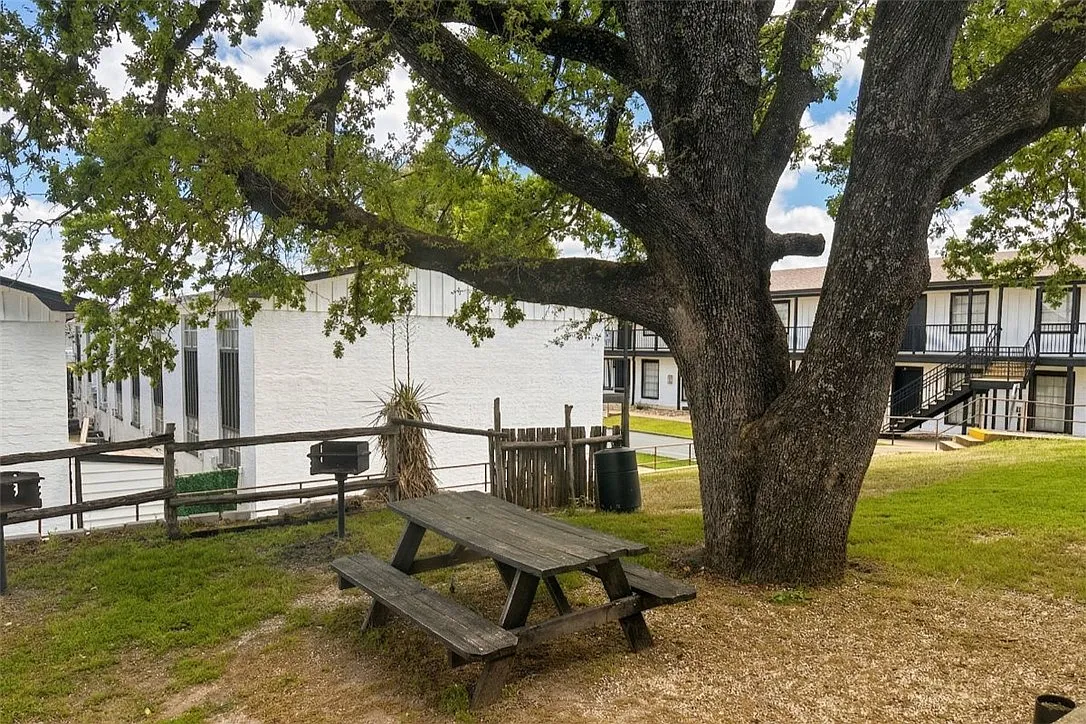 2 bed, 1.0 bath, 840 sqft, $800 — Photo 3