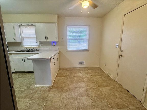 5th image of 512 NW Lakeview Rd