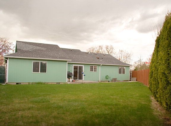 5th image of 215 Aspen St