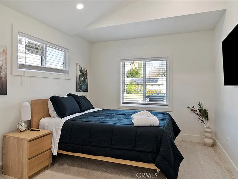 24136 Kittridge St — Photo 23