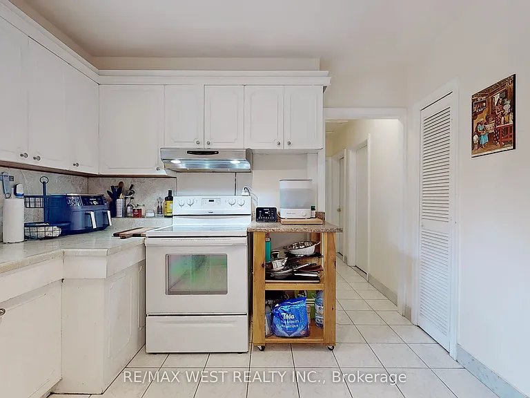 139 Ranee Ave #MAIN FLOOR — Photo 15