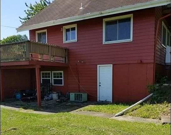 Side of home w main flr deck