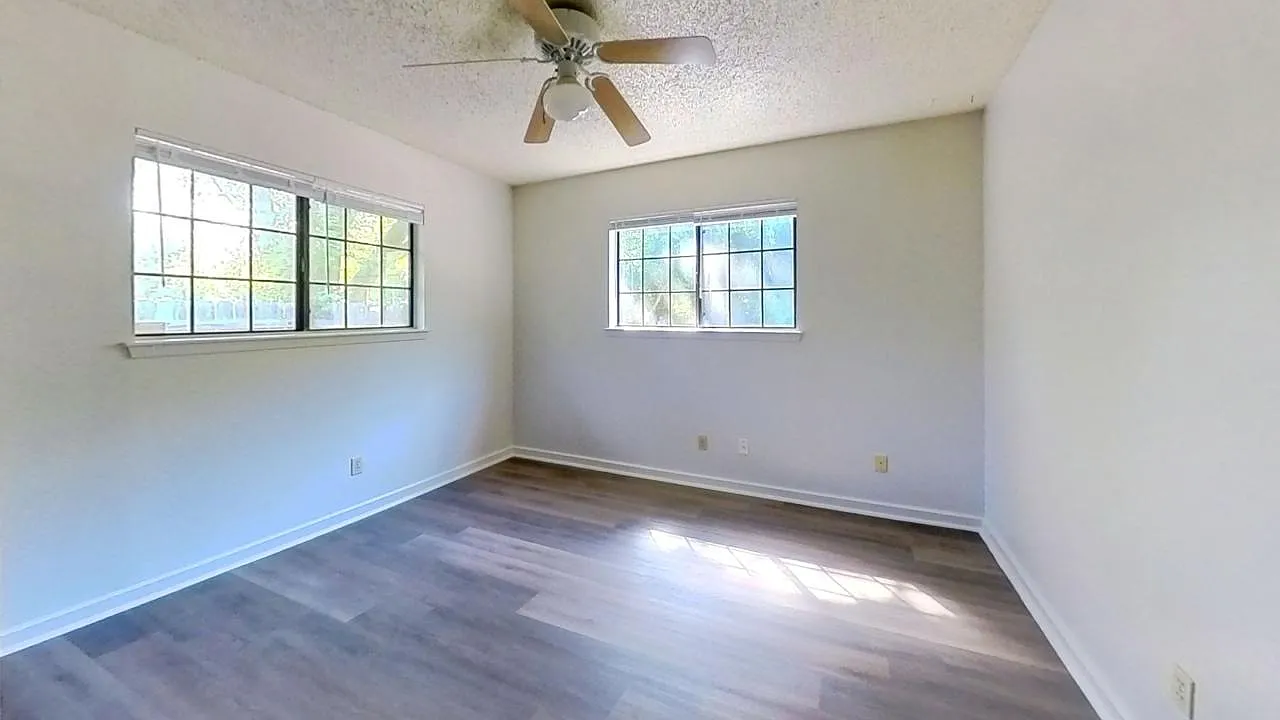 1015 W Martin Luther King Drive — Photo 4