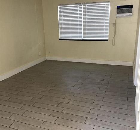 3rd image of 321 N K St APT 1