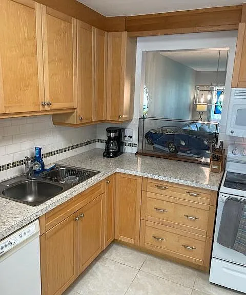 307 Lake Evelyn Dr — Photo 4