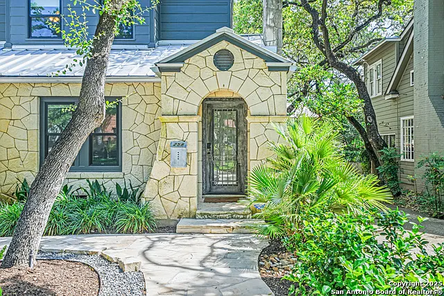 5 bed, 3.5 bath, 3043 sqft, $5,750 — Photo 2