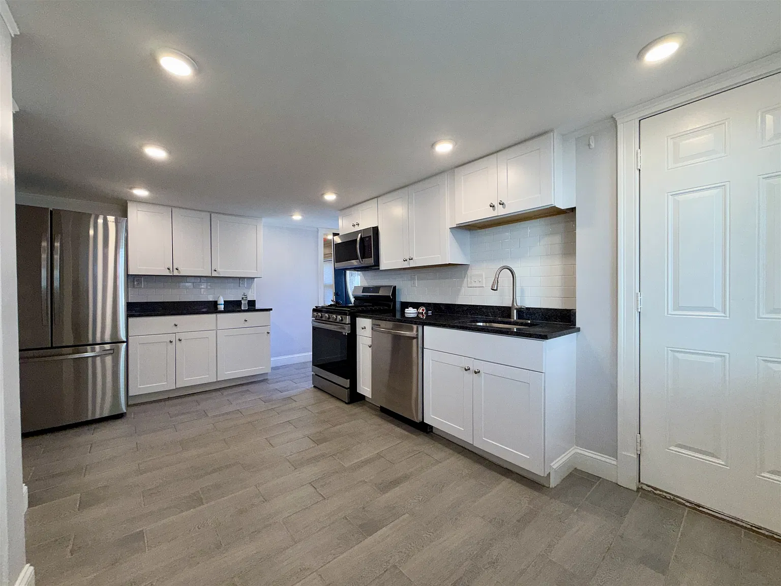 2 bed, 800 sqft, $3,200 — Photo 3
