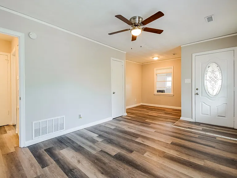 1553773_018_living_room_13547618.jpg