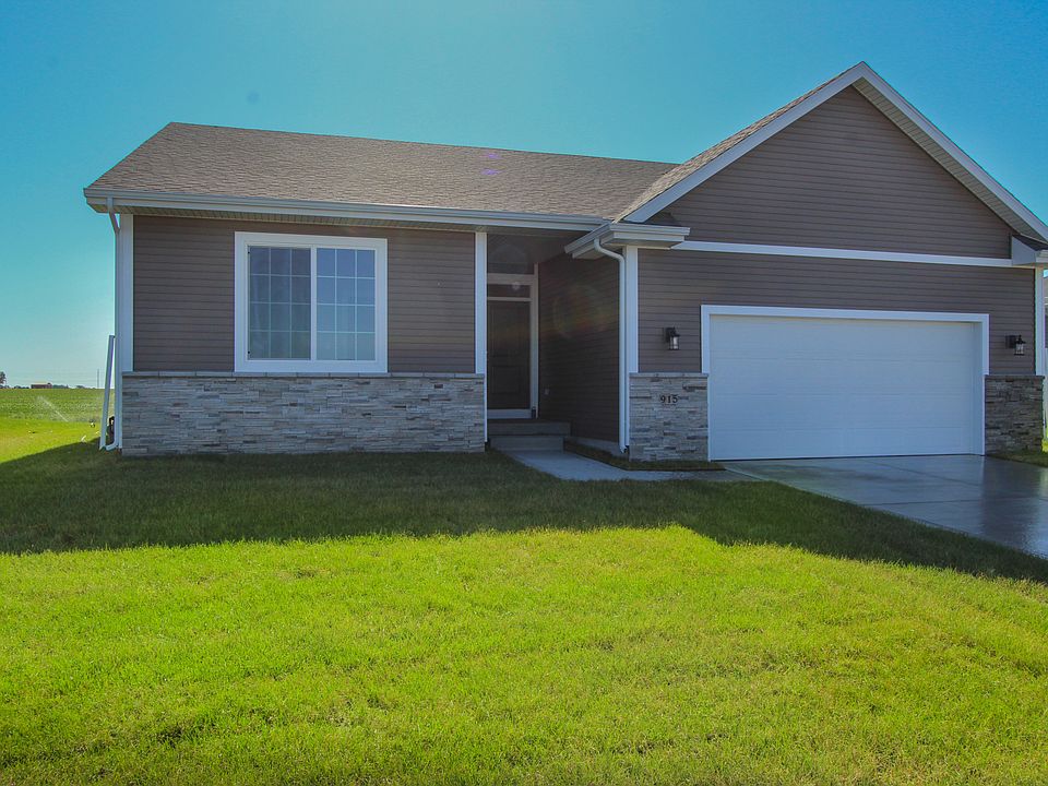 1st image of 915 NE Meadow Landing Dr