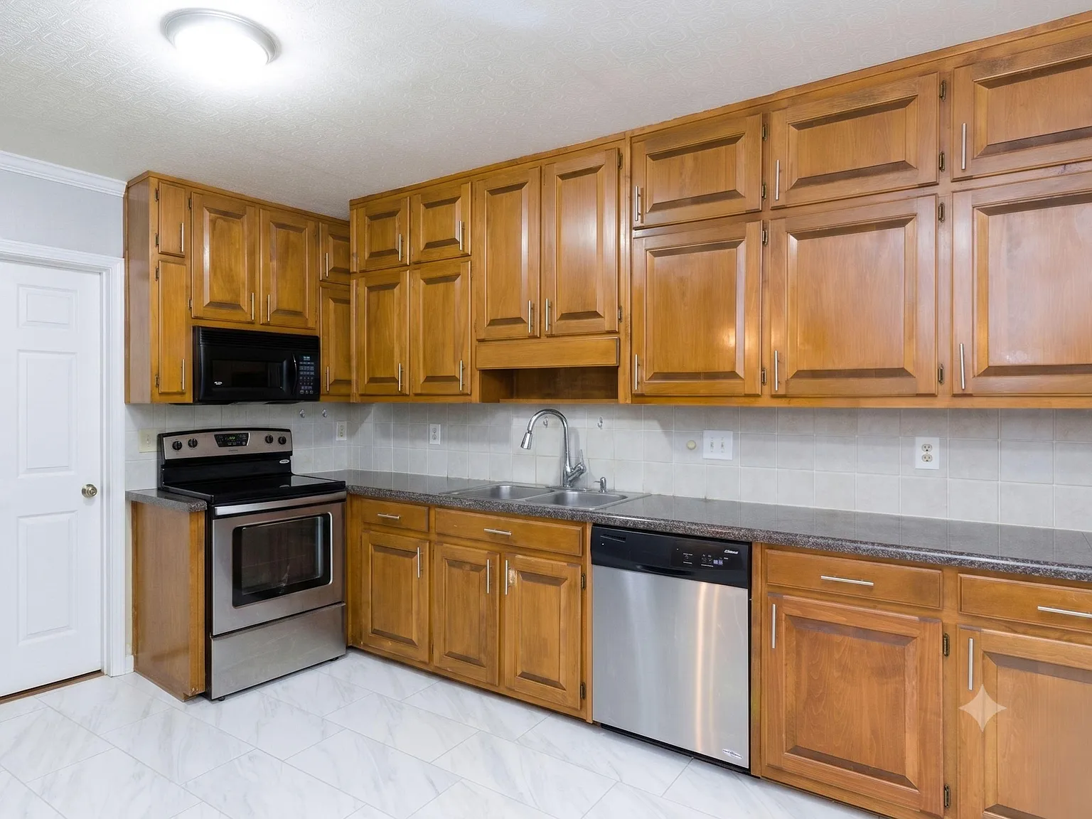 4 bed, 3.5 bath, 2562 sqft, $1,421 — Photo 3