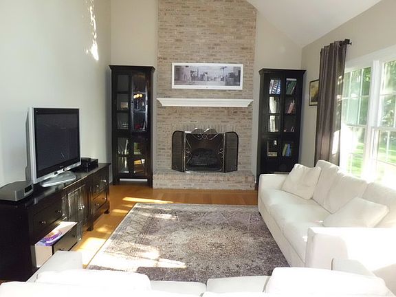 3rd image of 20 E Deeke Ct
