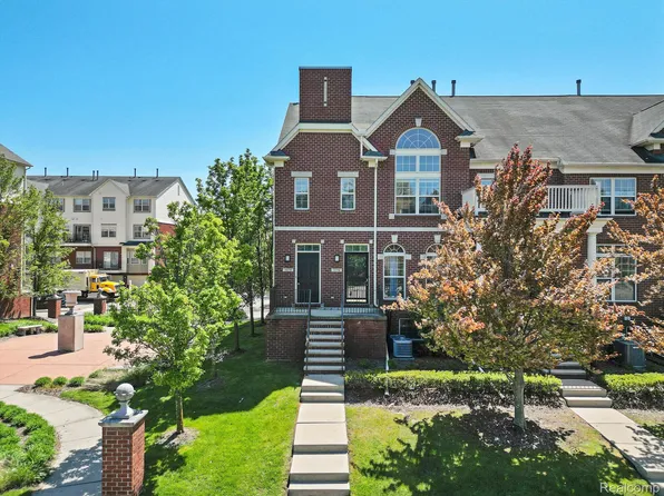 3170 Camden Dr, Troy, MI 48084