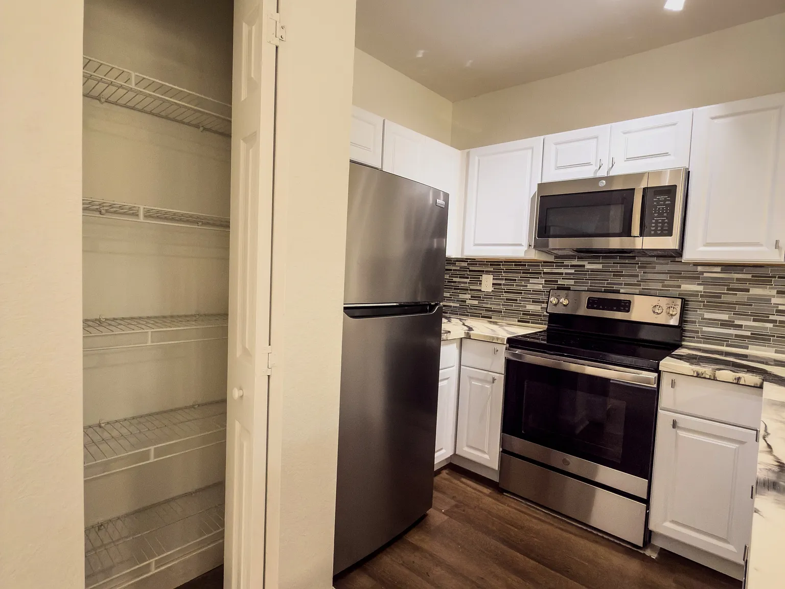 3 bed, 1062 sqft, $2,150 — Photo 4