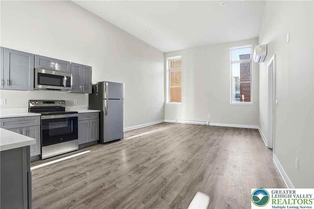 Building Photo - 109 S Centre St #6