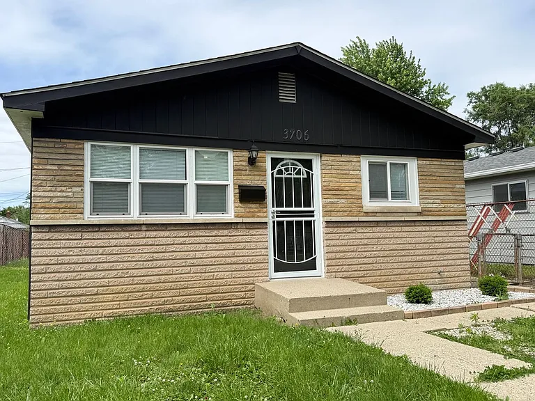 3706 Hoyt Ave — Photo 2