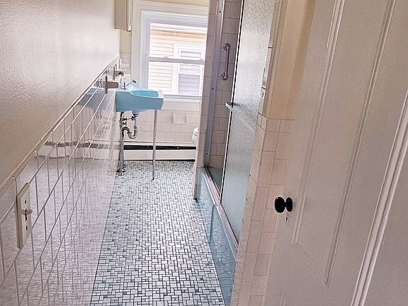 5th image of 36 Beechwood Ave #3