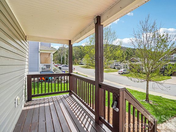 3rd image of 17 Yarrow Meadow Rd