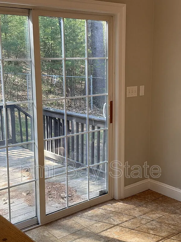 4 bed, 2.5 bath, 3350 sqft, $4,500 — Photo 3