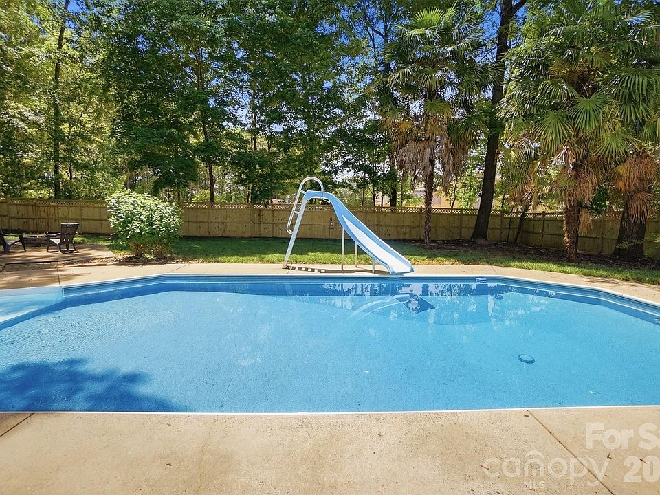 1st image of 7126 Weddington Brook Dr