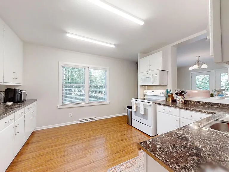 560 Sherwood Dr — Photo 16